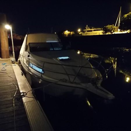 Sejour Insolite Sur Un Yacht. Bateau Hotel A Quai. Ла-Рошель Екстер'єр фото